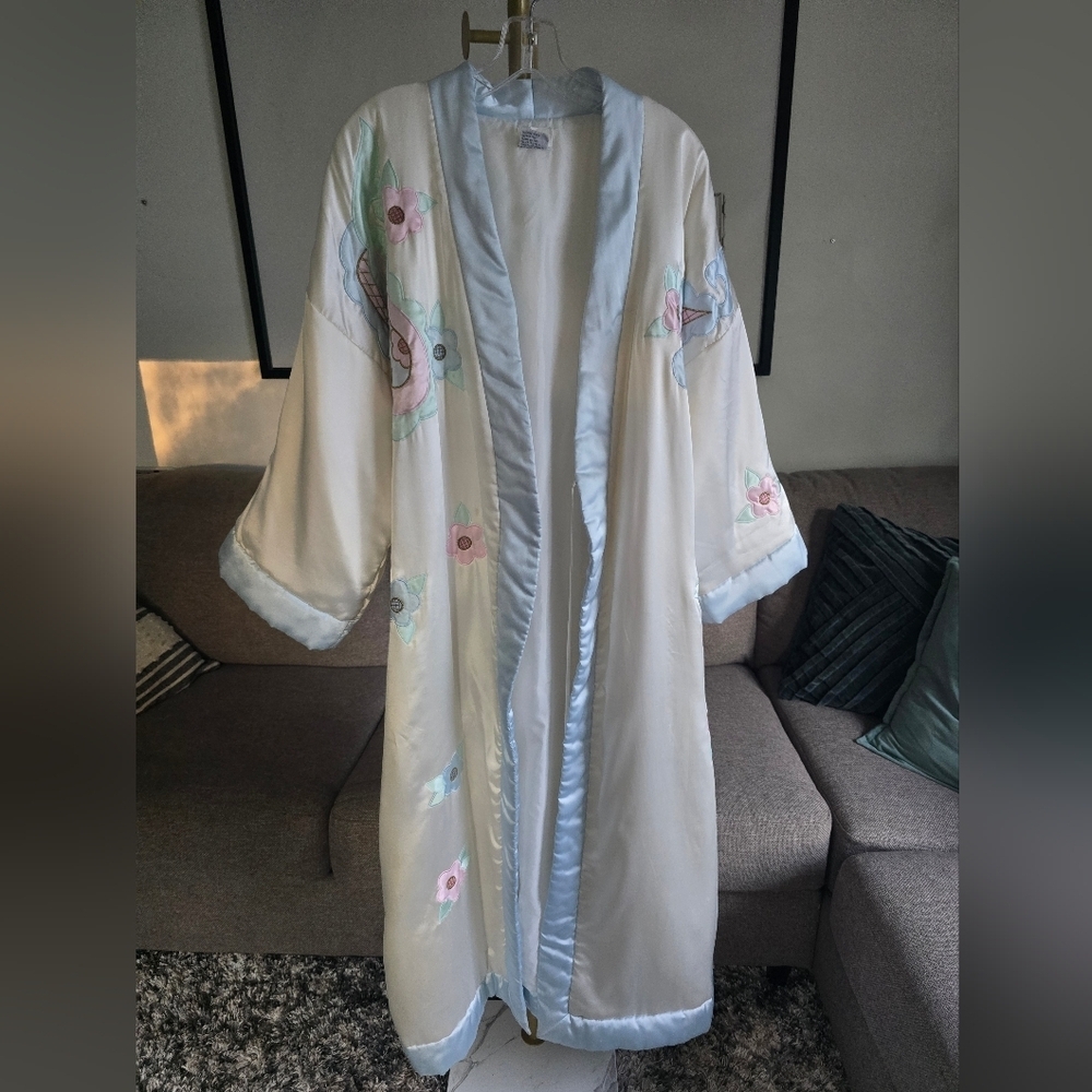 Beautiful Vintage Puff Robe - Picture 10 of 16